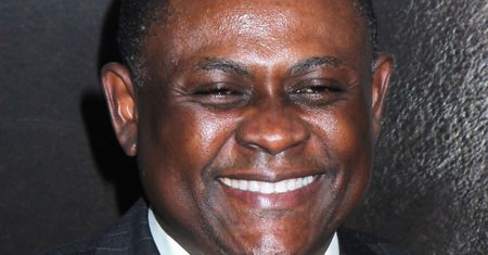 Dr Bennet Omalu ostrzega rodziców małych piłkarzy przed "wstrząsem". Odbijanie piłki głową może mieć opłakane skutki