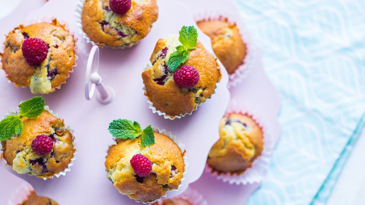 Muffiny z malinami można zrobić ze świeżymi lub mrożonymi owocami.