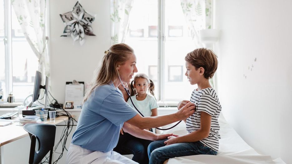 Sińce pod oczami u dziecka w niektórych przypadkach wymagają konsultacji lekarskiej.