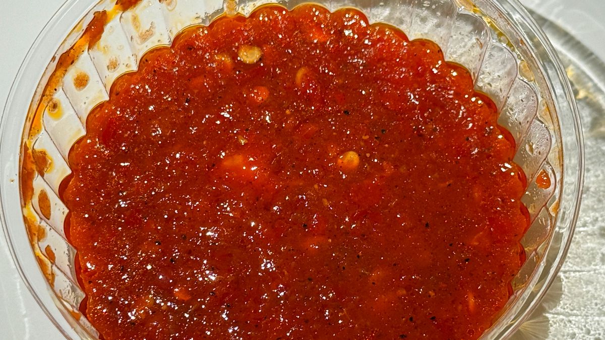 Sambal to prosty, intensywny dodatek, który wnosi wyrazisty smak przy niskiej kaloryczności i niewielkiej porcji.
