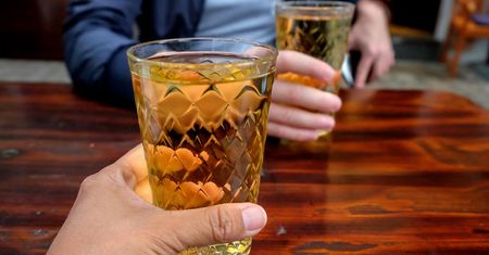 Tym Polacy zastępują alkohol. Nowa moda obciąża znacząco nerki