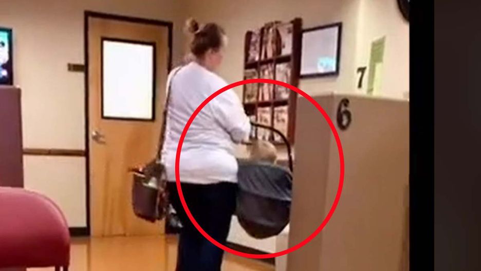 Mama nosiła dziecko w nosidełku dla niemowlaków