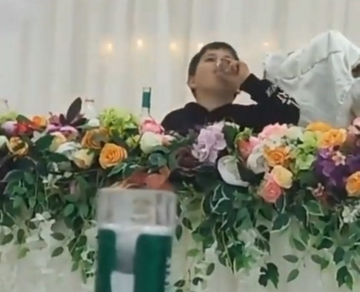 Bulwersująca sytuacja na weselu. Nagrywali, ale nikt nie zareagował