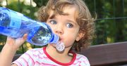 Nie podawaj dziecku wody w plastikowej butelce. Jest szkodliwa zwłaszcza podczas upałów