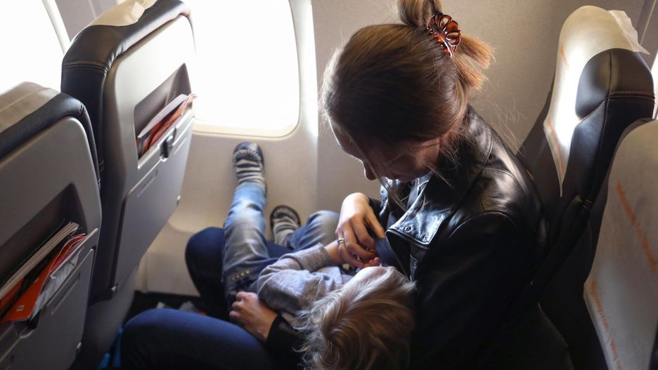 Karmiła piersią w samolocie. Takiej reakcji się nie spodziewała