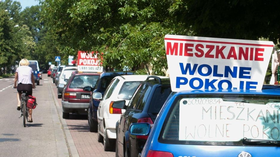 Nie daj się nabrać w majówkę. Eksperci NASK ostrzegają przed oszustami
