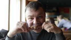 Tak objawia się rak wątroby. Jeden z sygnałów pojawia się podczas posiłku