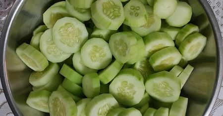 Posyp ogórki przed podaniem. Obniża cholesterol, wymiata złogi z jelit