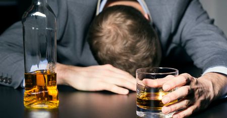 Cztery symptomy, które mogą świadczyć o tym, że masz problem z alkoholem (WIDEO)