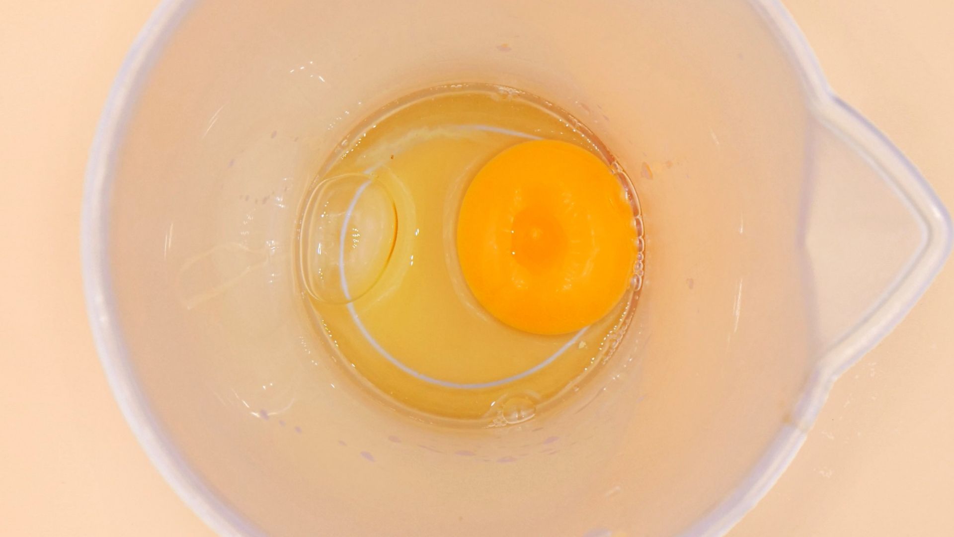 Niektóre witaminy i minerały w surowym jajku są mniej dostępne.