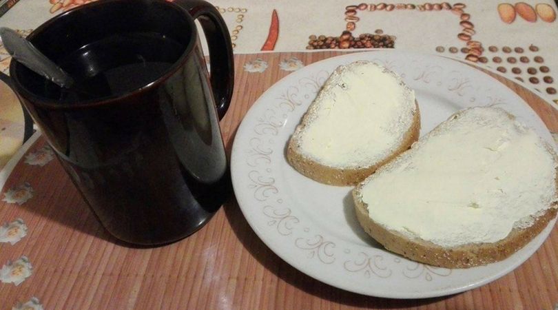 Chleb z masłem roślinnym oraz czarna herbata z miodem, imbirem i cytryną, to nie jest najlepszy wybór na śniadanie 