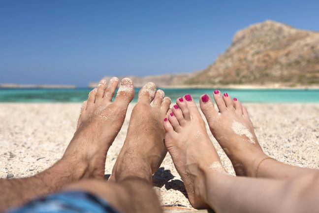 Poparzona skóra na stopach boli, swędzi i piecze, przez co noszenie obuwia może sprawiać dyskomfort