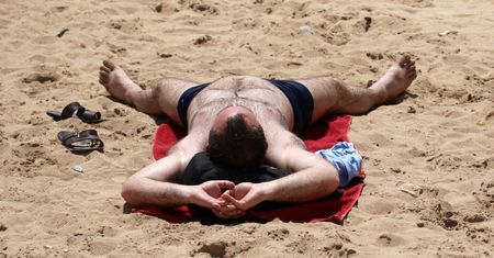 "Janusze" na wakacjach - czyli jak łamiemy zasady savoir-vivre na plaży