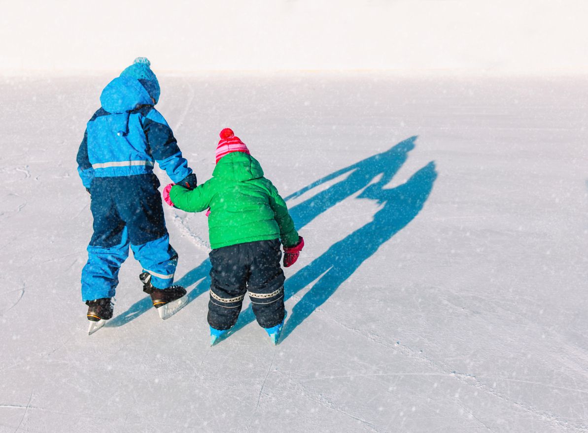 Dzieci nie powinny być na lodowisku bez nadzoru osoby dorosłej (iStock)