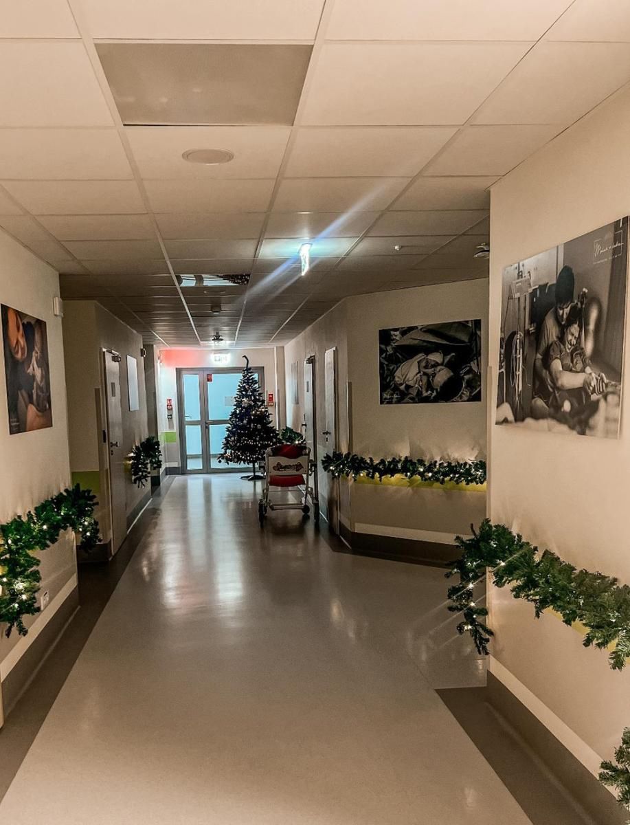 Świątecznie przystrojony oddział położniczy Szpitala Południowego w Warszawie