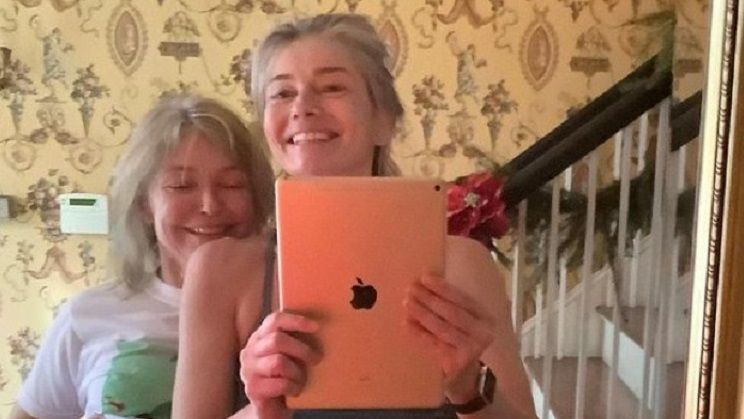 Paulina Porizkova i jej mama chwalą się silnymi mięśniami brzucha