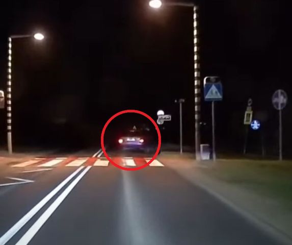 Auto ledwo trzymało się drogi. Nagranie trafiło do sieci