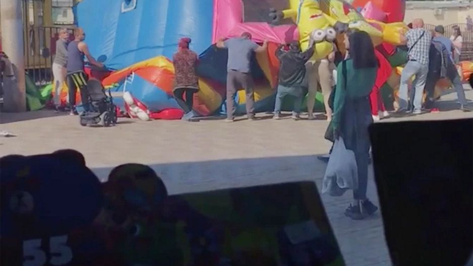 Dmuchany zamek eksplodował. Dwie dziewczynki walczą o życie