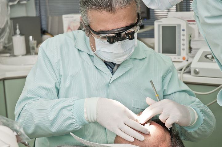 Plastyka dziąseł, inaczej gingiwoplastyka, jest to specjalistyczny zabieg chirurgiczny wykonywany w gabinecie stomatologicznym.