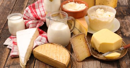 Jak nabiał wpływa na ryzyko raka piersi? Część produktów je zwiększa, a część zmniejsza