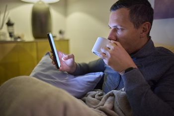 Potęguje stres, podnosi kortyzol. Niewinny nawyk na cenzurowanym