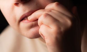 Drapiesz i obgryzasz skórki wokół paznokci? Przyczyn może być kilka