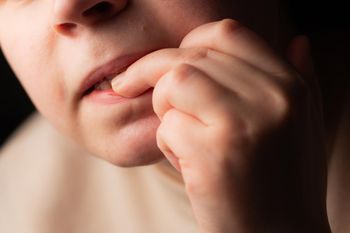 Drapiesz i obgryzasz skórki wokół paznokci? Przyczyn może być kilka