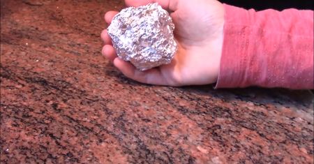 Kulki z folii aluminiowej do suszenia prania. Świetny patent dla każdej mamy (WIDEO)