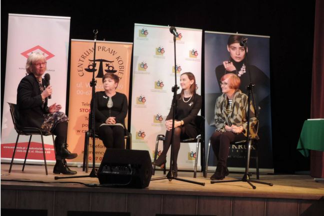 Debata na temat dostępu i standardów pomocy dla kobiet doznających przemocy