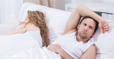 Drzemka dwa razy w tygodniu chroni przed zawałem i udarem. Naukowcy udowodnili szkodliwy wpływ braku snu na układ krążenia