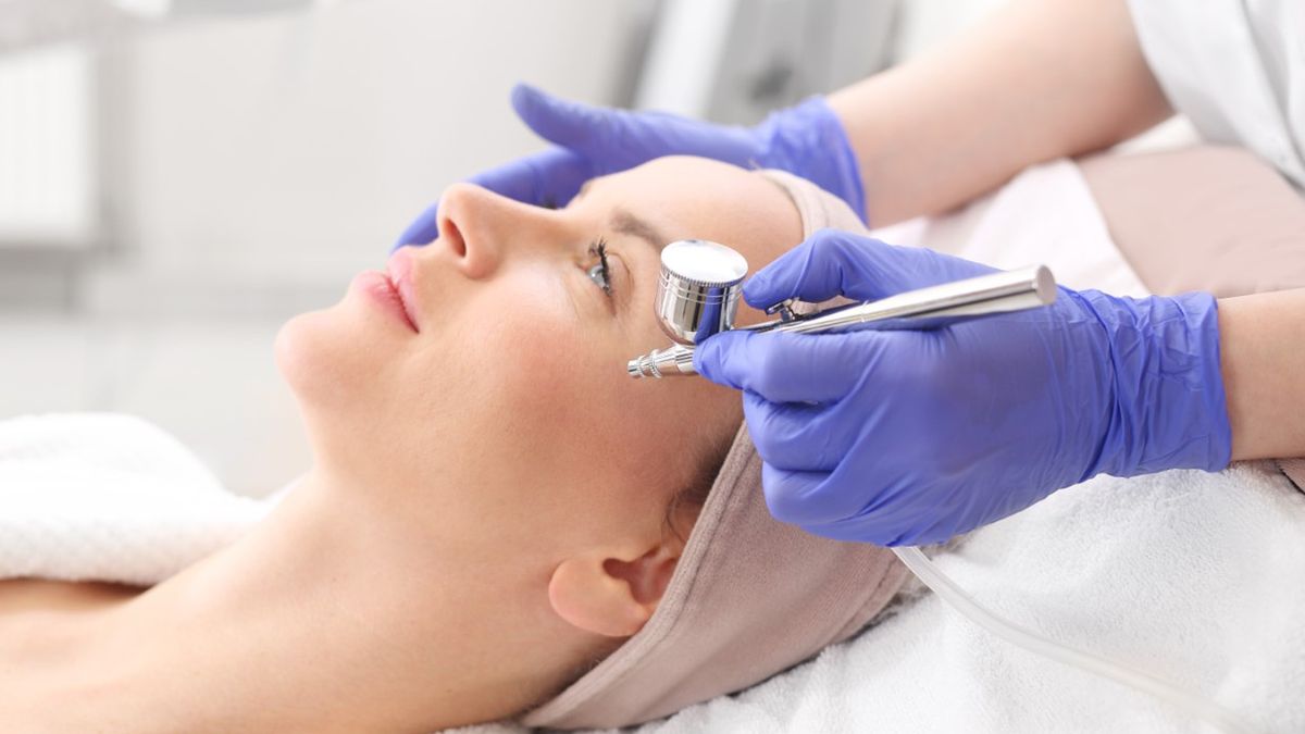 Oxybrazja pozwala nawilżyć skórę. Dzięki zabiegowi skóra staje się bardziej promienna.