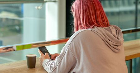 Nauczycielka obcięła uczennicy różowe włosy. Po naciskach szkoła zmieniła statut