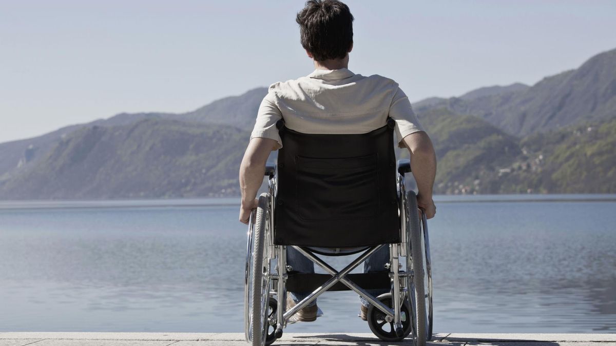 Był całkowicie sparaliżowany. Wszczepiony implant sprawił, że mężczyzna znowu się porusza