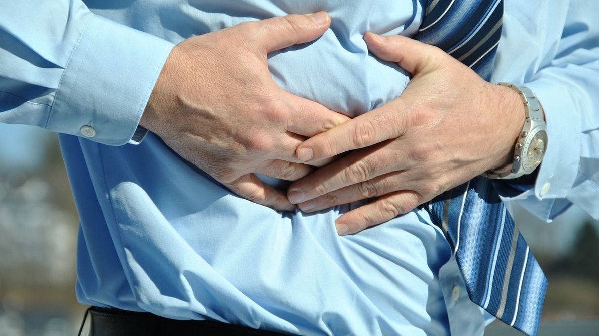 Podstawowym objawem zapalenia wyrostka jest ból brzucha, który początkowo występuje w okolicy pępka.