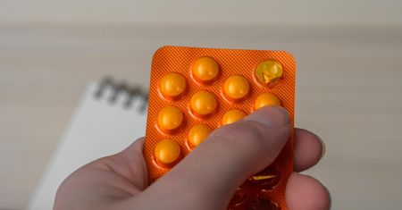 O której godzinie przyjmować witaminę B12? O tej porze działa najlepiej