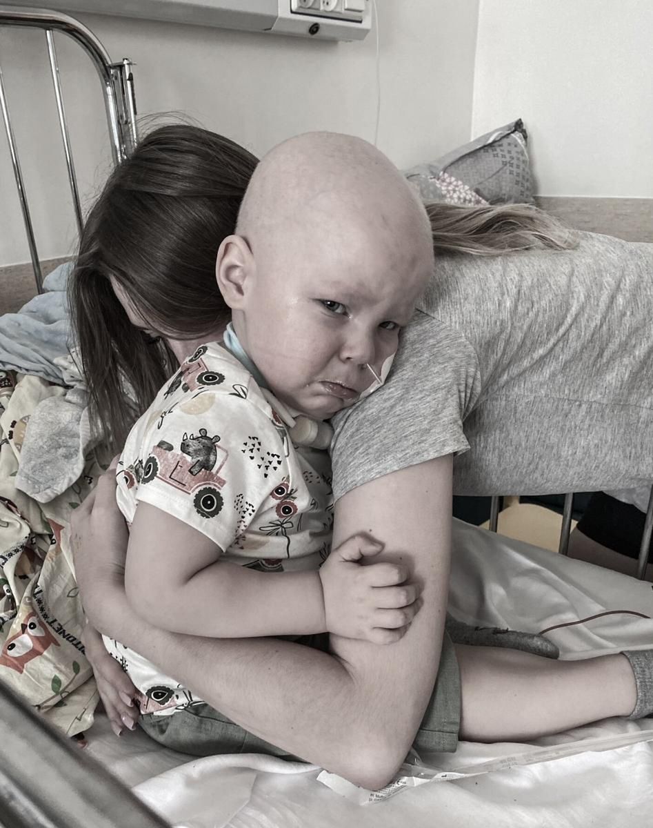 Chłopiec przyjmuje agresywną chemię, która jest dla niego wykańczająca