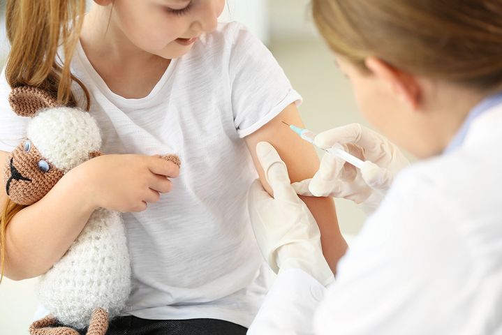 "Dzieci szczepione przeciw COVID-19 to króliki doświadczalne". Dementujemy mity, które możesz usłyszeć przy wigilijnym stole
