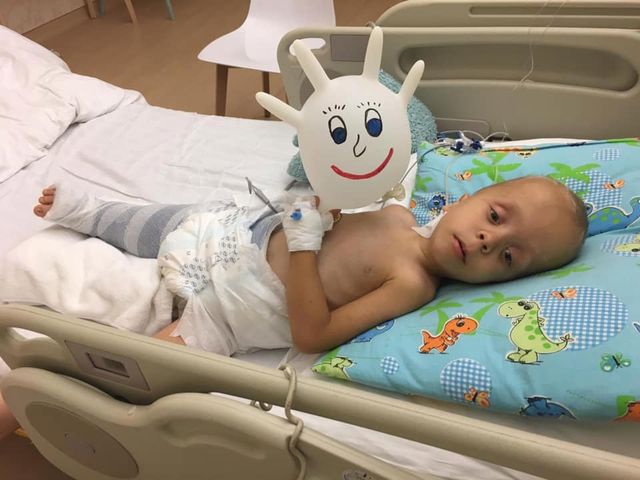 Adaś Czopik czeka na operację drugiej nogi. Chłopiec cierpi na rzadką chorobę genetyczną.