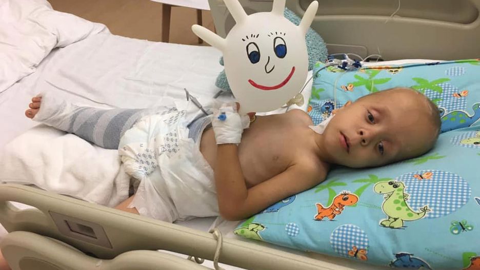 Adaś Czopik czeka na operację drugiej nogi. Chłopiec cierpi na rzadką chorobę genetyczną.