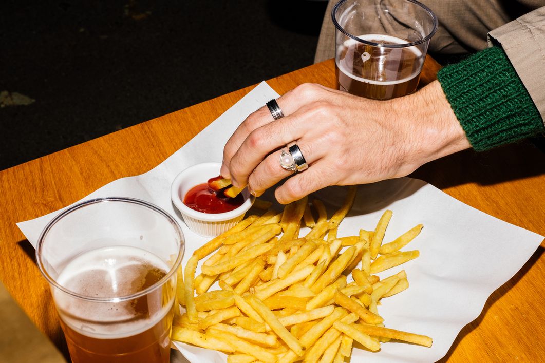 Alkohol w połączeniu z obfitym jedzeniem pogarsza kaca