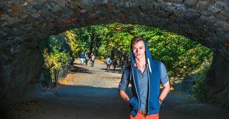 Pomarańczowe akcenty w modzie męskiej