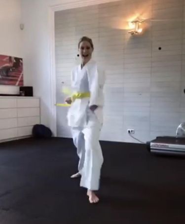 Zosia Ślotała zdobyła żółty pas w karate