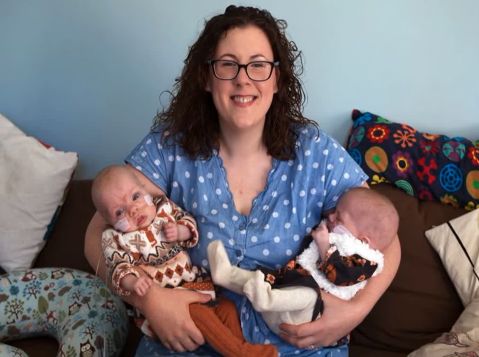 Mama z najmłodszymi bliźniakami, które mają już 8 miesięcy