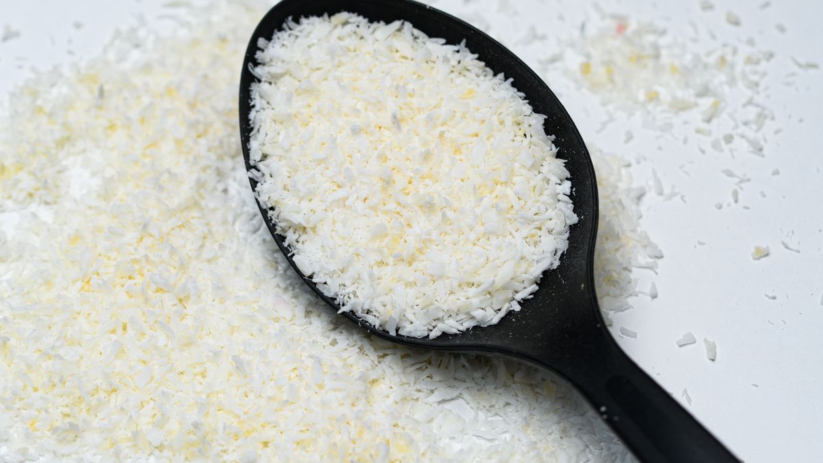 Wiórki kokosowe to małe, cienkie kawałki miąższu kokosowego, które są pozyskiwane z orzecha kokosowego.