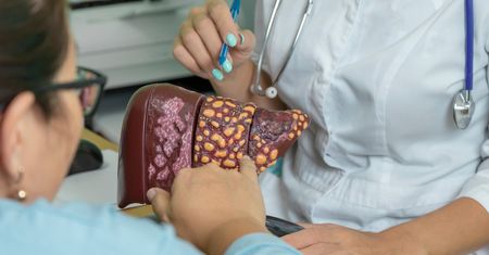 Essentiale Forte – skład, dawkowanie, przeciwwskazania i skutki uboczne