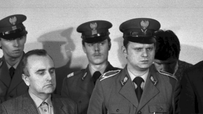Proces oskarżonych o uprowadzenie, torturowanie i zabójstwo ks. Jerzego Popiełuszki (tzw. proces toruński), moment ogłoszenia wyroku. Na zdjęciu: oskarżeni płk Adam Pietruszka (pierwszy od lewej) i kpt. Grzegorz Piotrowski (pierwszy od prawej), 1985 r.