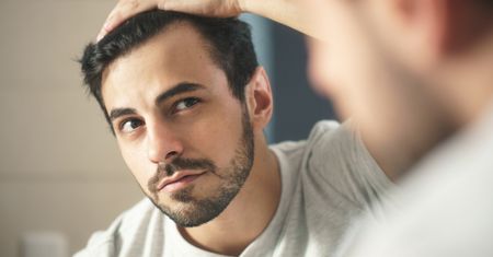 Naturalne metody leczenia łysienia androgenowego u kobiet i mężczyzn. Czy są skuteczne?