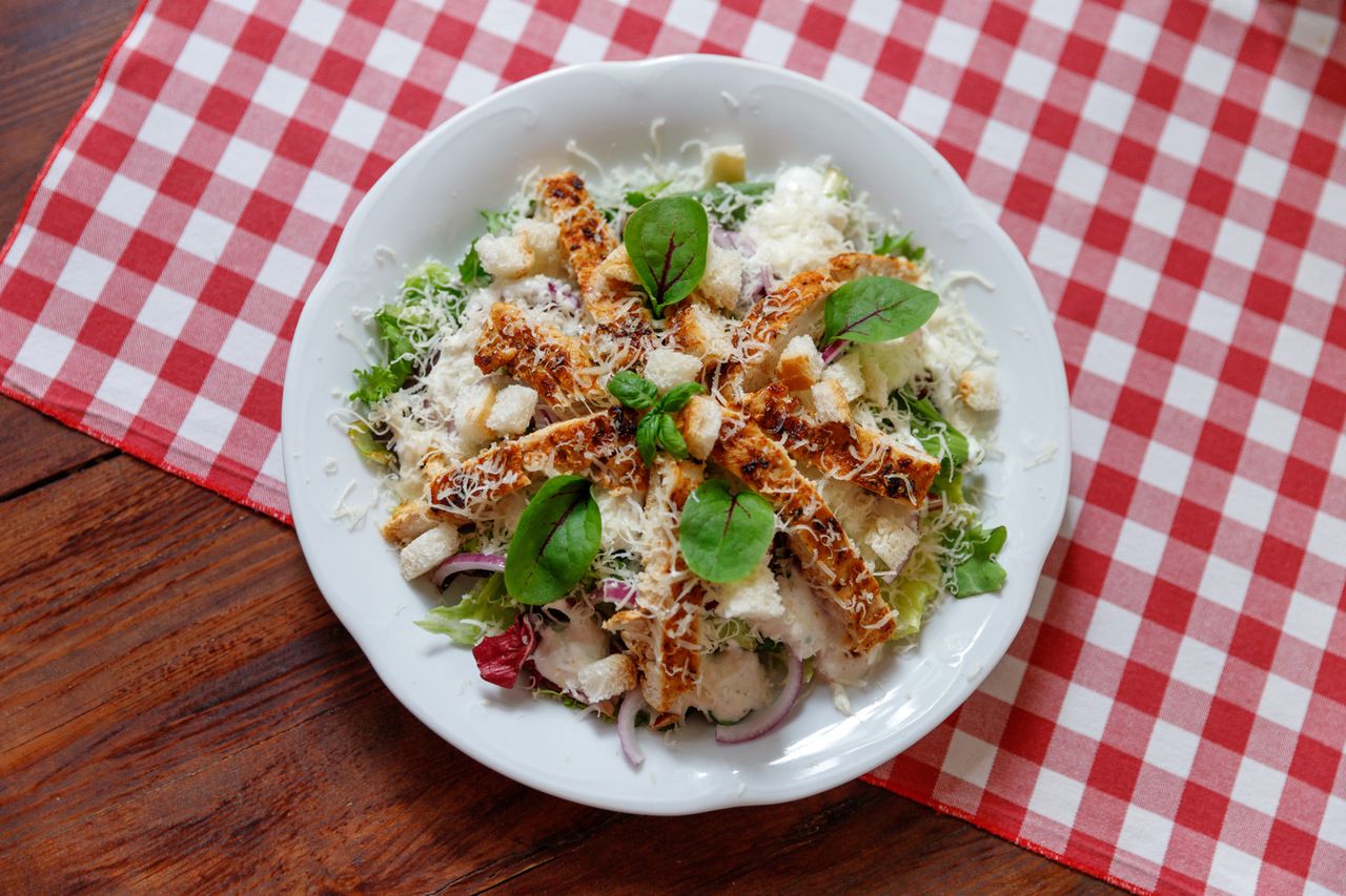 Sałatka Cezar – wartości odżywcze, kalorie i przepis