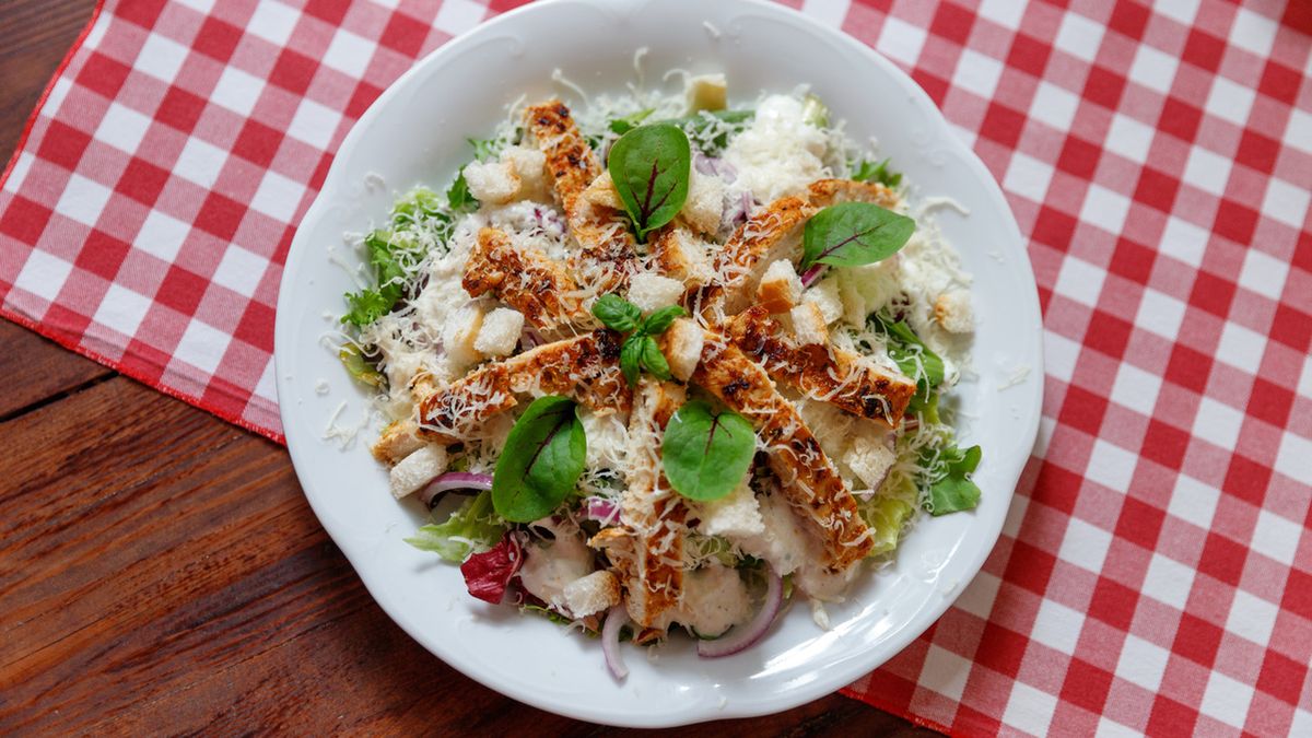 Sałatka Cezar to klasyczna włoska sałatka.