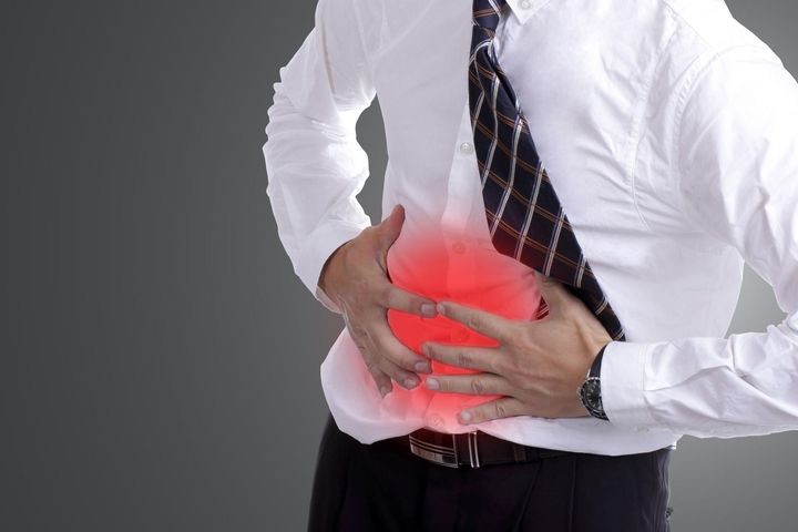 Ból brzucha po prawej stronie – możliwe przyczyny 